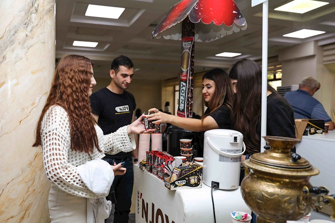 “Coffee`N Joy” yeni dərs ilinin ilk günündə tələbələrlə — FOTOLAR “Coffee`N Joy” yeni dərs ilinin ilk günündə tələbələrlə — FOTOLAR