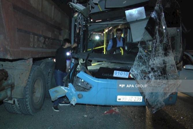 Bakıda avtobus “KamAZ”a çırpılıb, xəsarət alan var — FOTO Bakıda avtobus “KamAZ”a çırpılıb, xəsarət alan var — FOTO