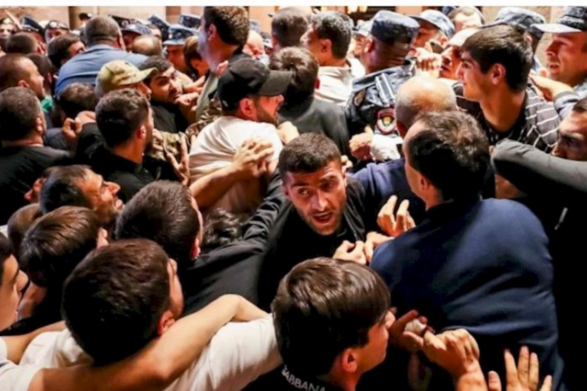 Ermənistanda qarşıdurma: 3 polis yaralandı