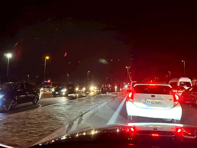 Aeroport yolunda ağır qəza — Priuslar Prado ilə toqquşdu (FOTO)