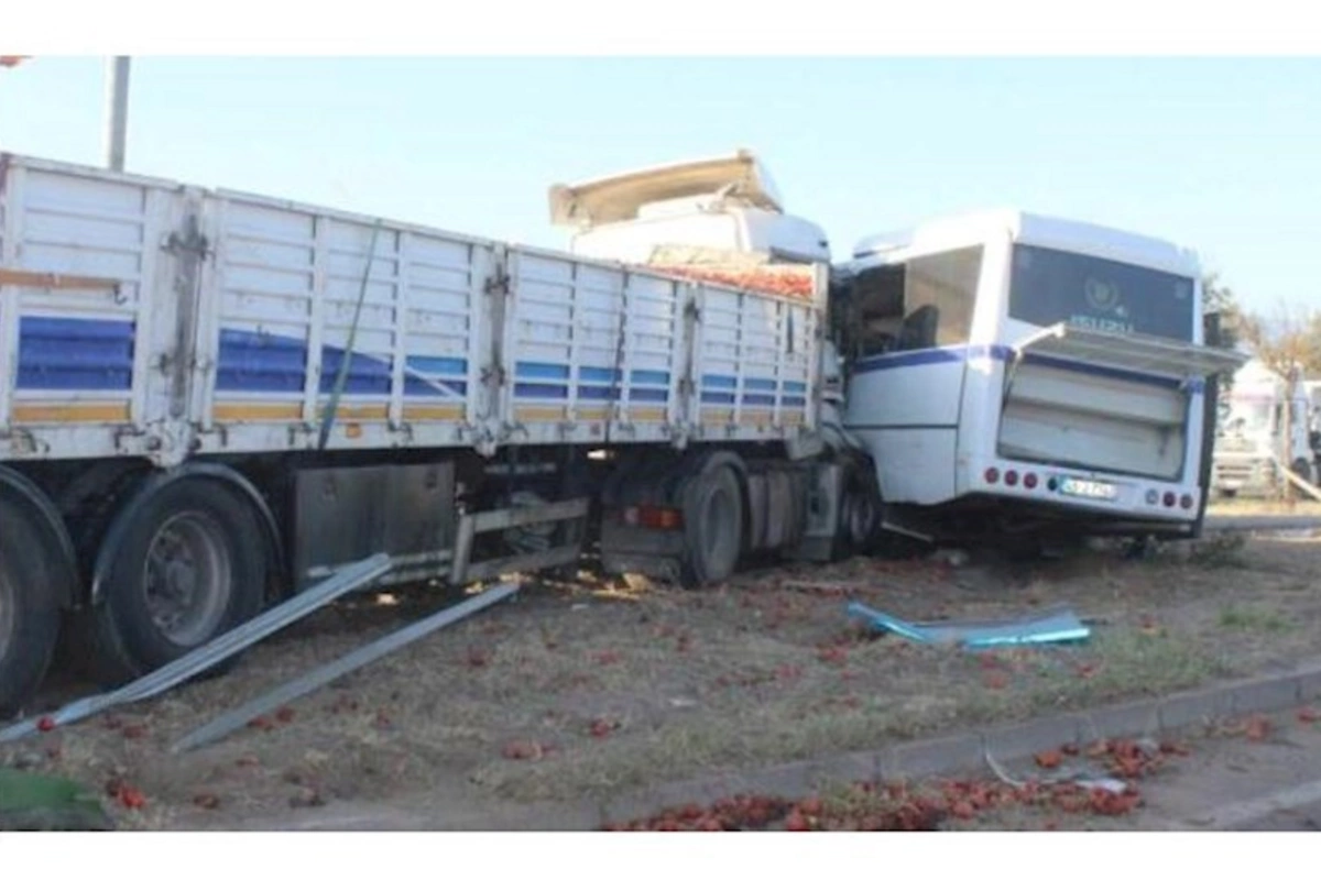 Yük maşını avtobusa çırpıldı: Yaralananlar var