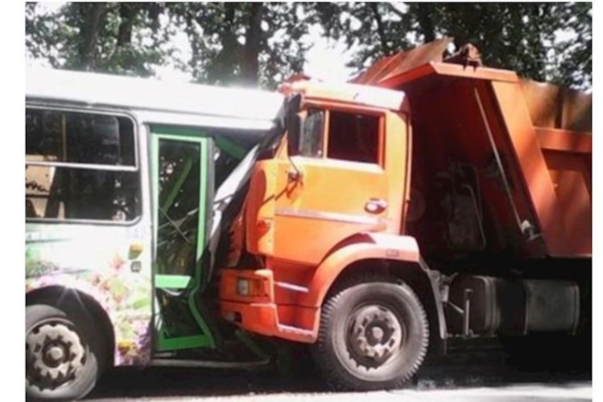“KamAz”la mikroavtobus toqquşdu: Ölən və xəsarət alanlar var