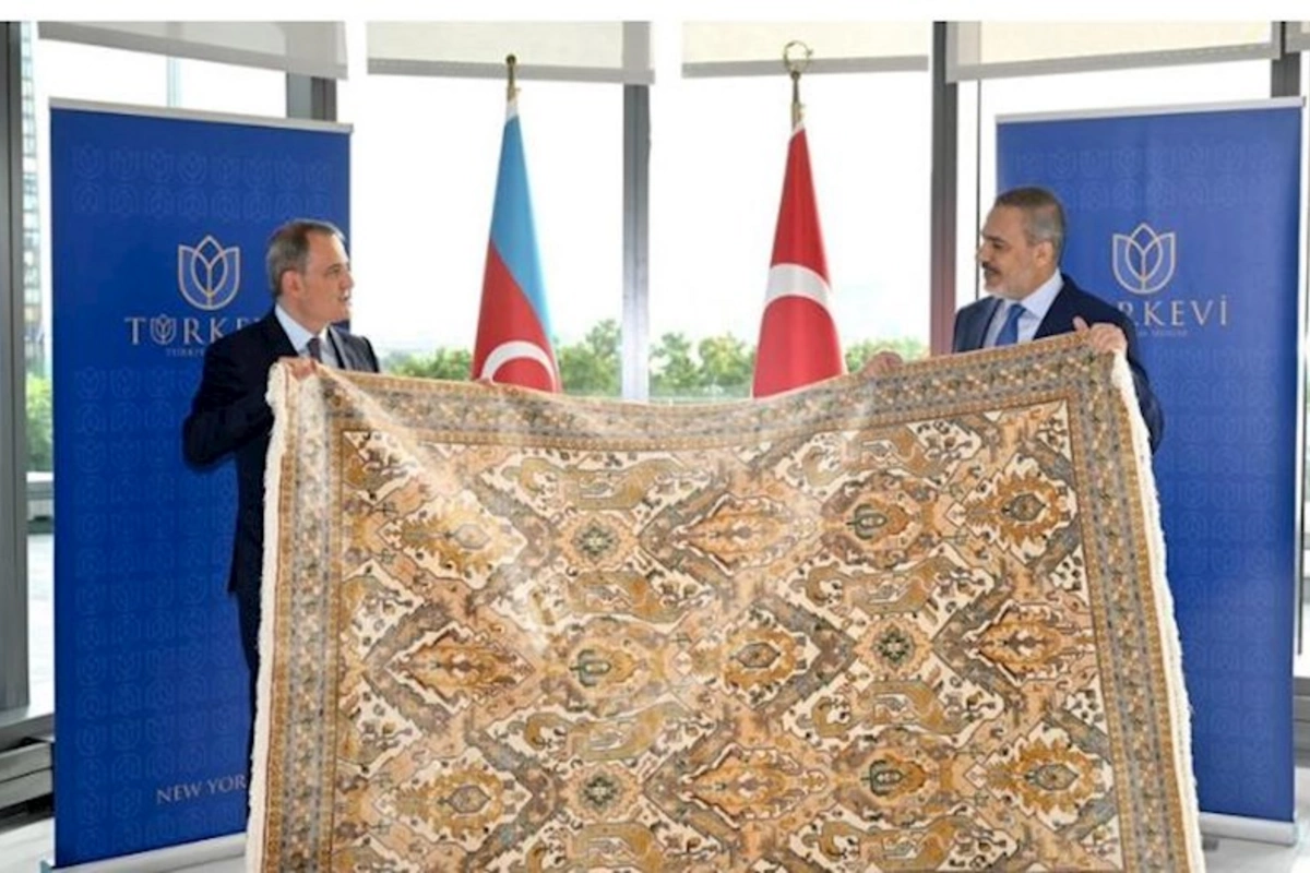 Ceyhun Bayramov Hakan Fidana Qarabağ xalçası hədiyyə edib