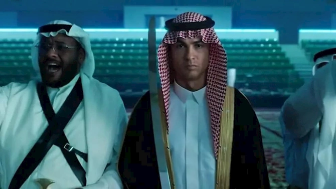 Ronaldo ərəb paltarı geyindi — FOTOLAR Ronaldo ərəb paltarı geyindi — FOTOLAR