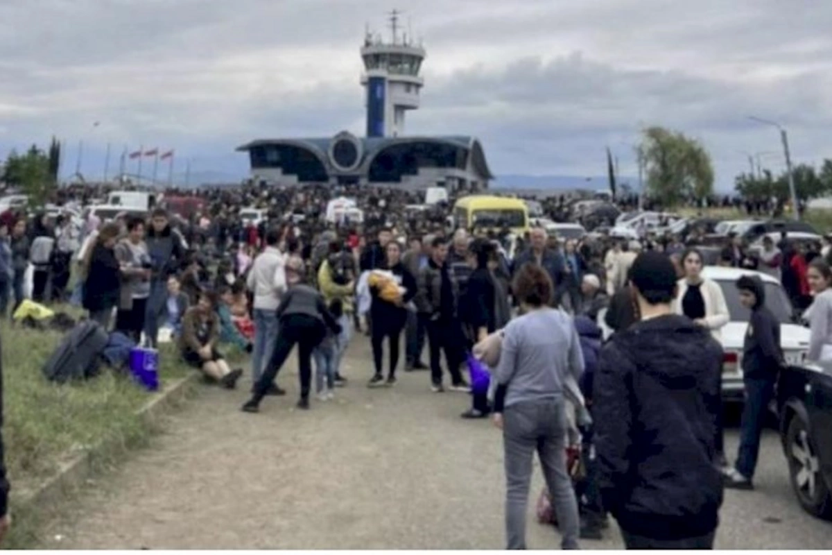 Yüzlərlə erməni Xocalı aeroportunda evakuasiya GÖZLƏYİR