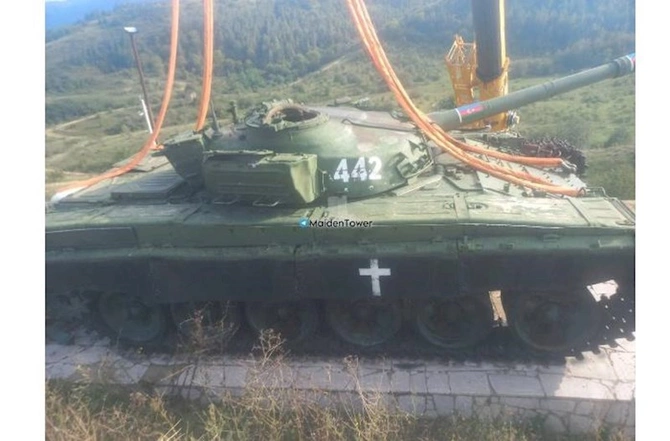 Xankəndinin girişindəki Albertin vurduğu tank götürülür — FOTO