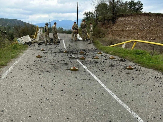 Ağdərədən çıxan ermənilər yolu minalayıblar — FOTO Ağdərədən çıxan ermənilər yolu minalayıblar — FOTO
