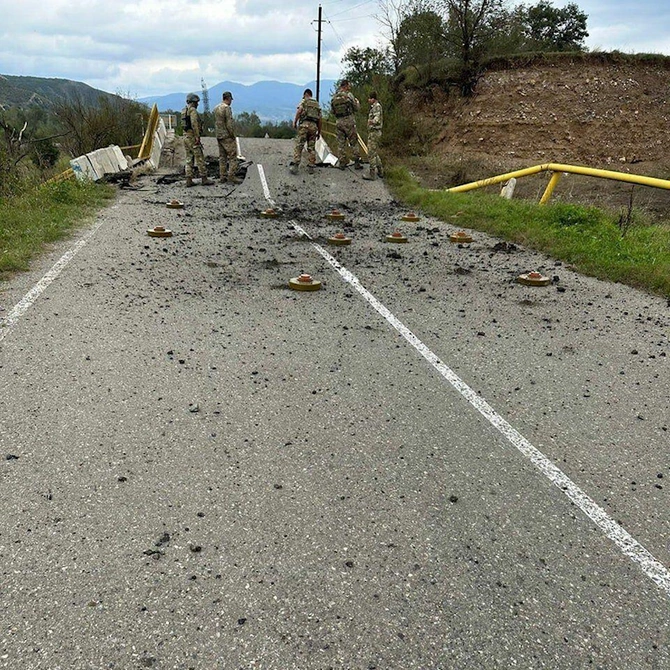 Ağdərədən çıxan ermənilər yolu minalayıblar — FOTO Ağdərədən çıxan ermənilər yolu minalayıblar — FOTO