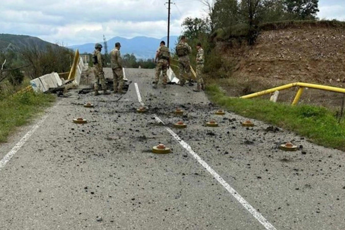 Ağdərədən çıxan ermənilər yolu minalayıblar — FOTO