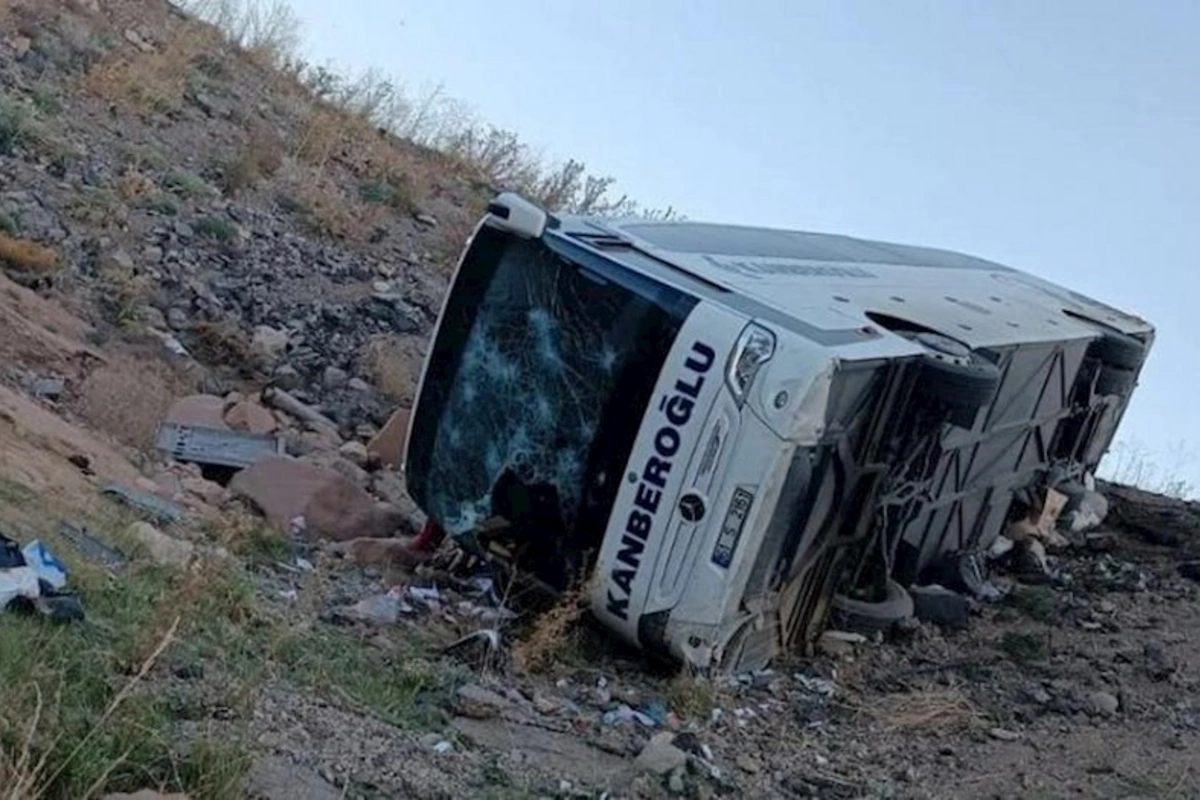 Türkiyədə sərnişin avtobusu dərəyə aşıb, ölən və yaralananlar var