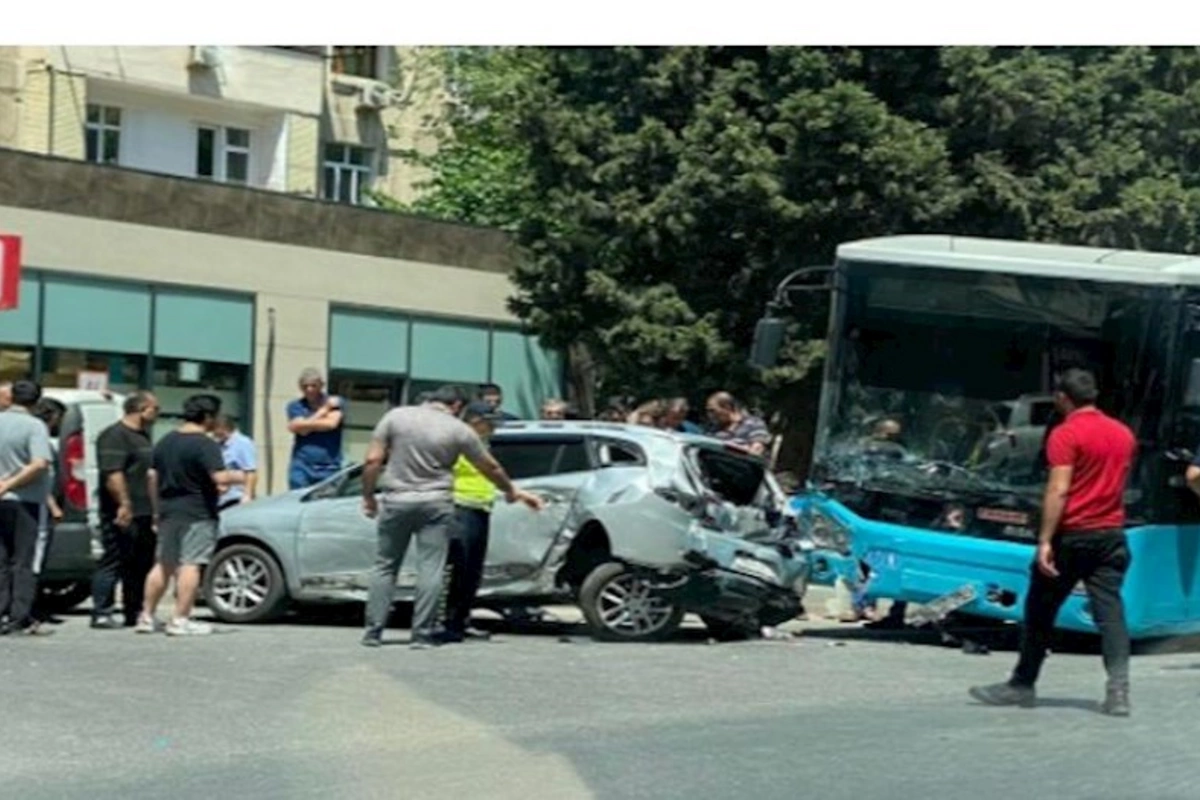 Bakıda avtobusla avtomobil toqquşdu: 2 nəfər öldü