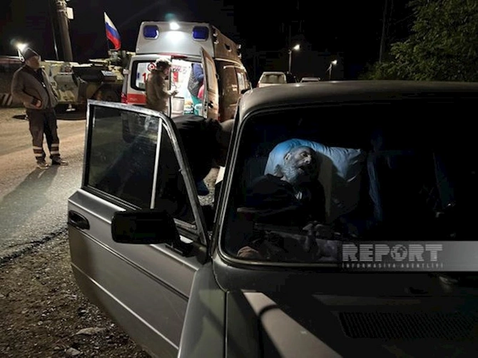 Azərbaycan polisi və tibb işçiləri Qarabağın erməniəsilli sakinlərinə köməklik göstəriblər — FOTOLAR Azərbaycan polisi və tibb işçiləri Qarabağın erməniəsilli sakinlərinə köməklik göstəriblər — FOTOLAR