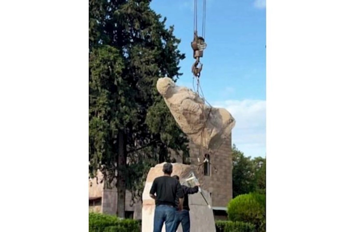 Xocavənddə terrorçu Monte Melkonyana qoyulmuş heykəl söküldü