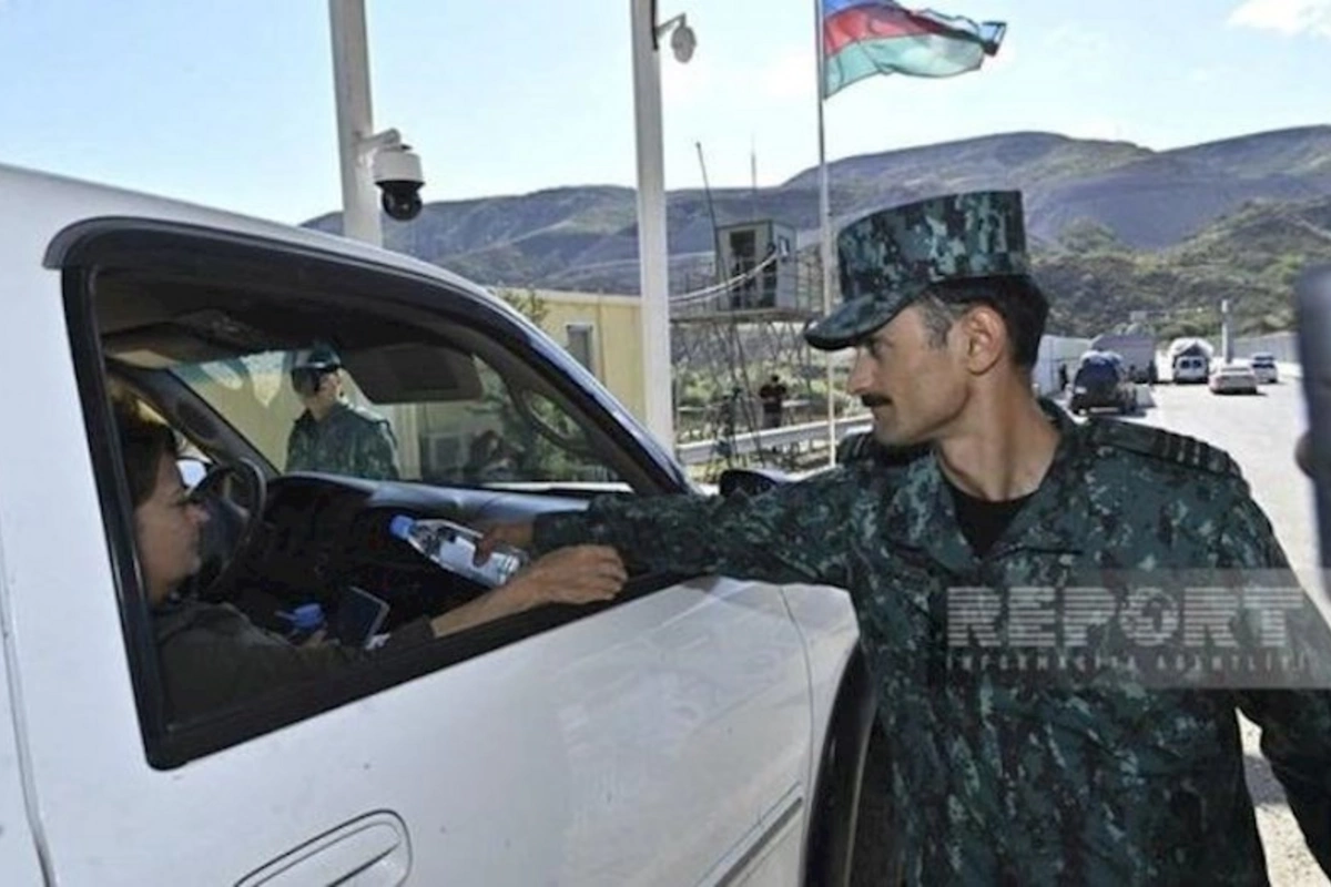 Sərhədçilərimiz ermənilərə su və şirniyyat paylayıblar — FOTO