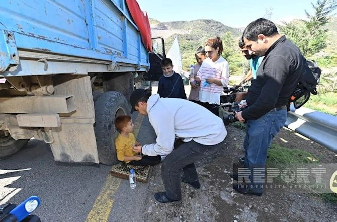 Sərhədçilərimiz halı pisləşən erməni uşağa yardım göstərdilər — FOTO