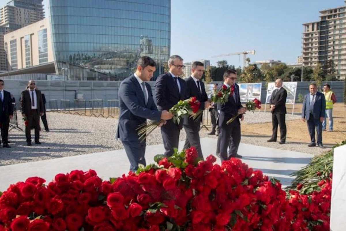 “AzerGold” rəhbərliyi və kollektivi Zəfər parkını ziyarət edib