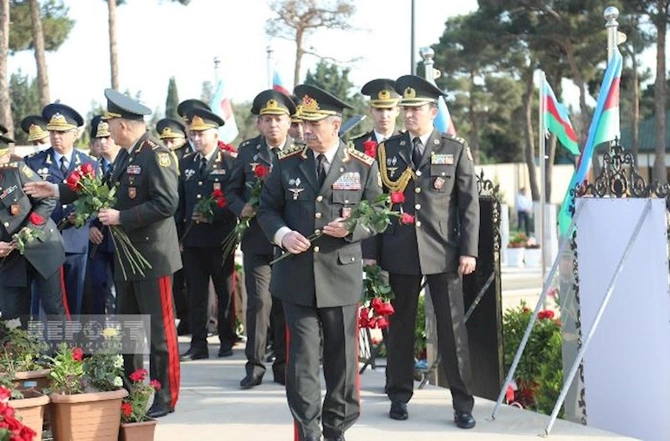 Zakir Həsənov Şəhidlər xiyabanında — FOTOLAR