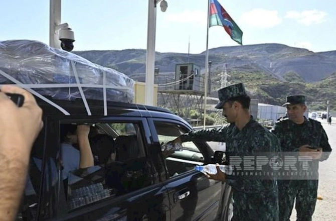 Sərhədçilərimiz ermənilərə su və şirniyyat paylayıblar — FOTO