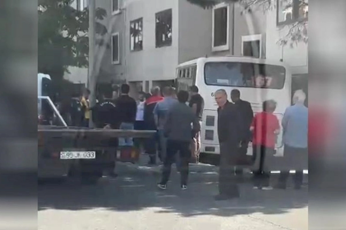 Bakıda avtobus binaya çırpıldı — VİDEO