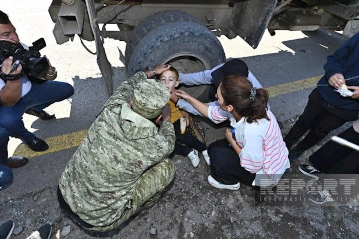 Sərhədçilərimiz halı pisləşən erməni uşağa yardım göstərdilər — FOTO