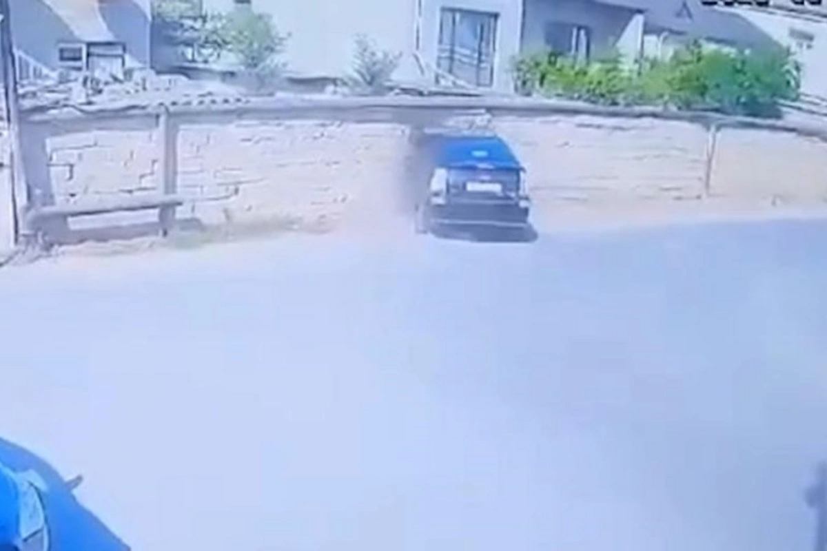 Bakıda “Prius” hasarı dağıdıb həyətə girdi — VİDEO