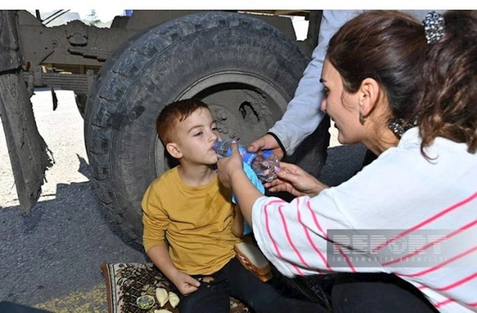 Sərhədçilərimiz halı pisləşən erməni uşağa yardım göstərdilər — FOTO