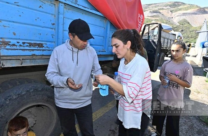 Sərhədçilərimiz halı pisləşən erməni uşağa yardım göstərdilər — FOTO
