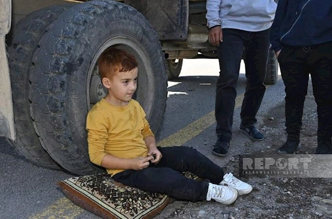 Sərhədçilərimiz halı pisləşən erməni uşağa yardım göstərdilər — FOTO