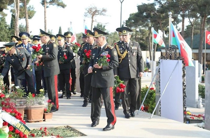 Zakir Həsənov Şəhidlər xiyabanında — FOTOLAR