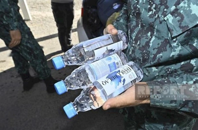 Sərhədçilərimiz ermənilərə su və şirniyyat paylayıblar — FOTO