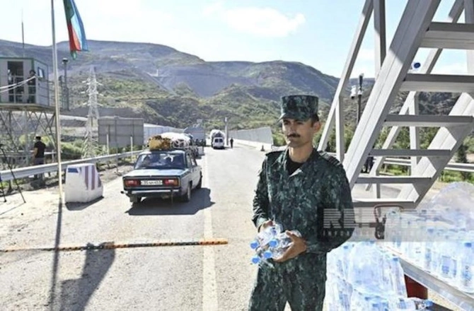 Sərhədçilərimiz ermənilərə su və şirniyyat paylayıblar — FOTO