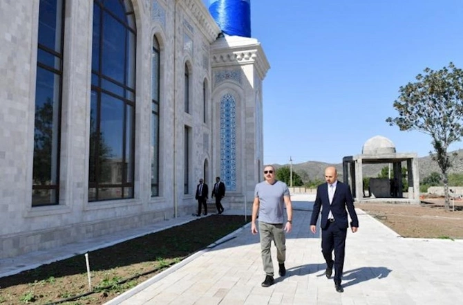Prezident Zəngilan şəhər məscidində görülən işlərlə tanış olub — FOTOLAR Prezident Zəngilan şəhər məscidində görülən işlərlə tanış olub — FOTOLAR
