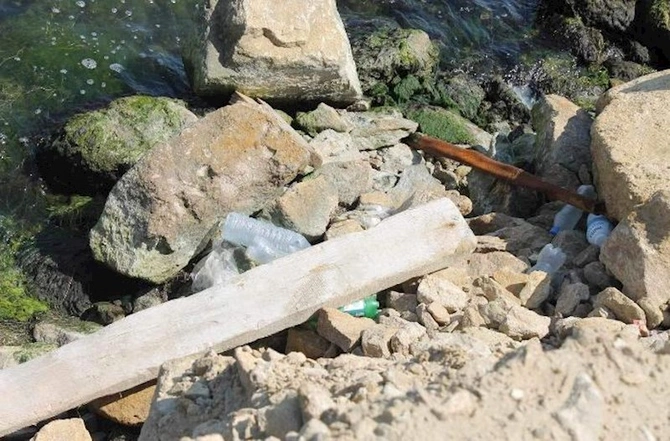 “Şıx çimərliyi”ndə gizlədilən zibillər… — FOTO “Şıx çimərliyi”ndə gizlədilən zibillər… — FOTO