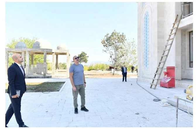 Prezident Zəngilan şəhər məscidində görülən işlərlə tanış olub — FOTOLAR Prezident Zəngilan şəhər məscidində görülən işlərlə tanış olub — FOTOLAR
