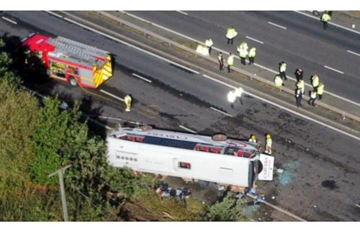 İngiltərədə məktəb avtobusu aşdı: Ölənlər var