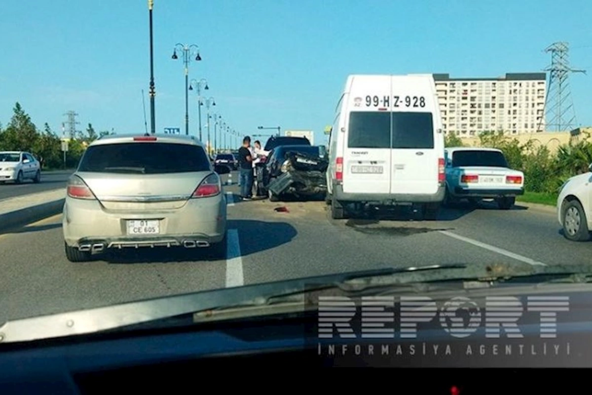 Sumqayıtda zəncirvari qəza baş verib, 5 avtomobilə ciddi ziyan dəyib