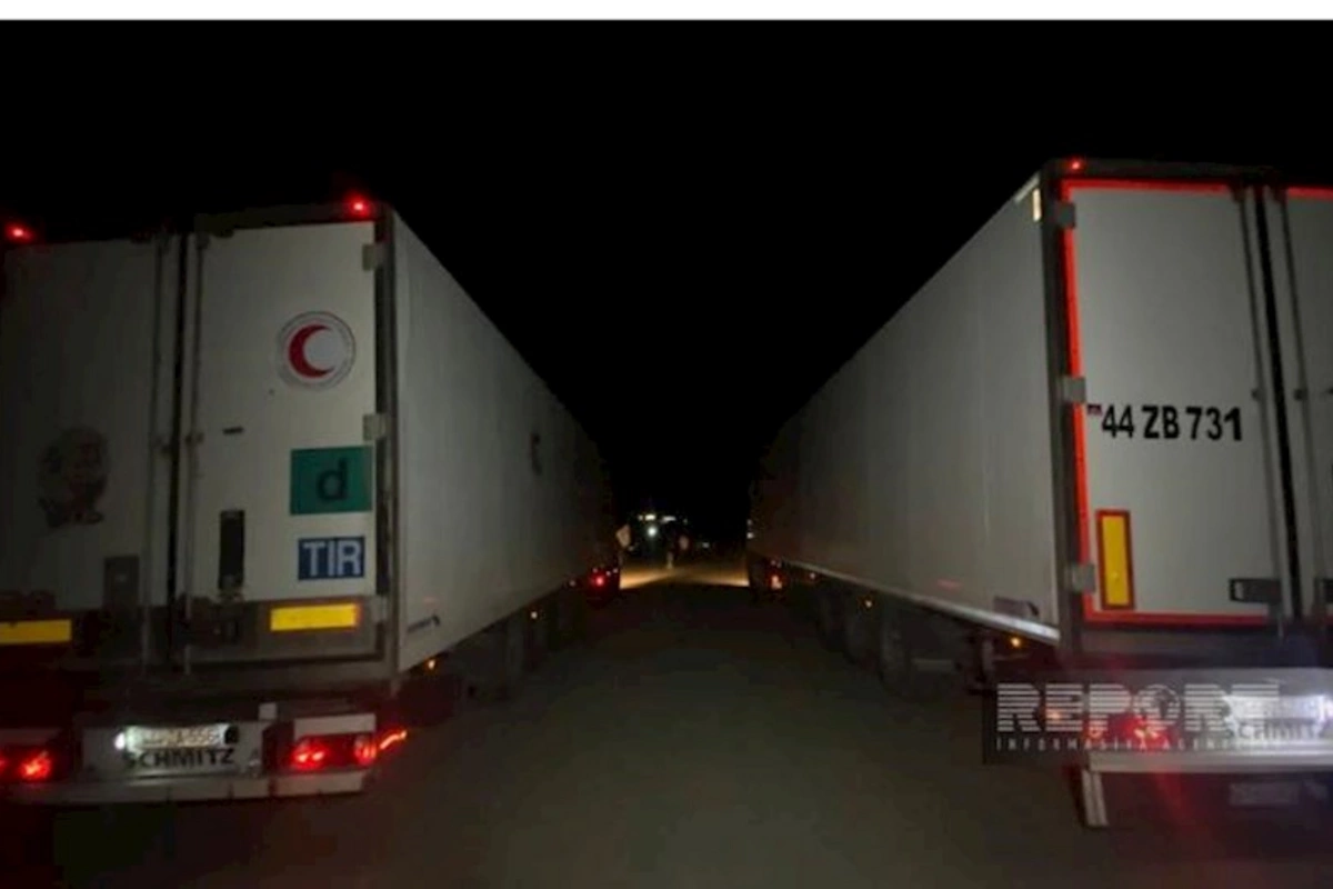 Qarabağdakı erməniəsilli şəxslərin ehtiyaclarını qarşılamaq üçün içərisində un olan iki yük maşını Ağdam-Xankəndi yolunda gözləyir
