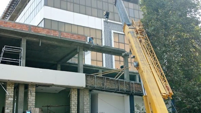 Çökmə olan univermaqda söküntü aparılır — FOTOLAR Çökmə olan univermaqda söküntü aparılır — FOTOLAR