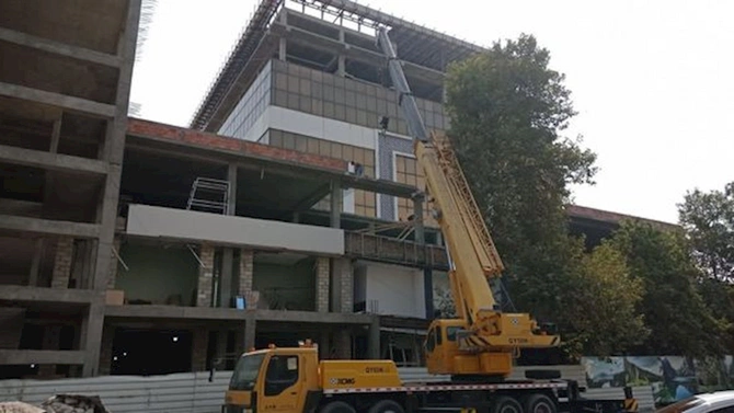 Çökmə olan univermaqda söküntü aparılır — FOTOLAR Çökmə olan univermaqda söküntü aparılır — FOTOLAR