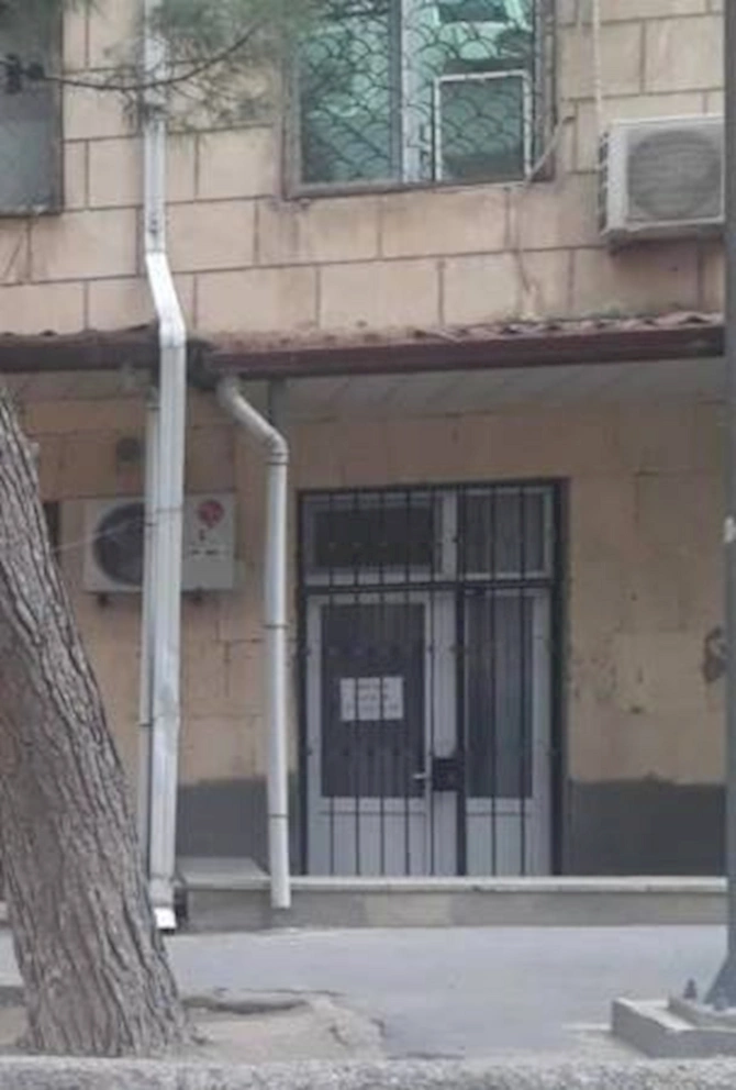 Nizami RİH-dən absurd tələb: Vətəndaş obyektin qapısını “icazə” ilə dəyişməlidir? — FOTOLAR