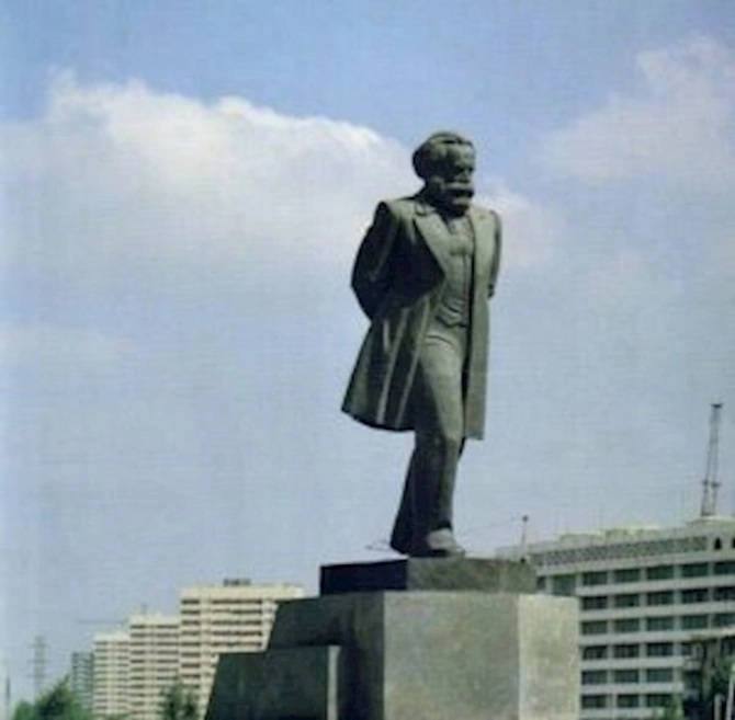 Karl Marksın Bakıdakı məşhur heykəli illər sonra atılmış halda tapıldı –- FOTOLAR