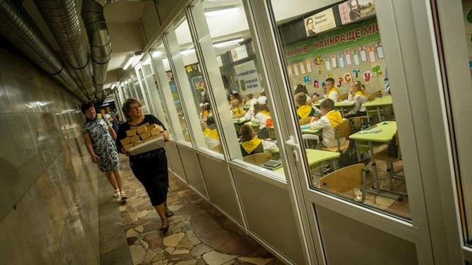 Raket hücumu altında metroda dərs günü...— FOTOLAR Raket hücumu altında metroda dərs günü...— FOTOLAR