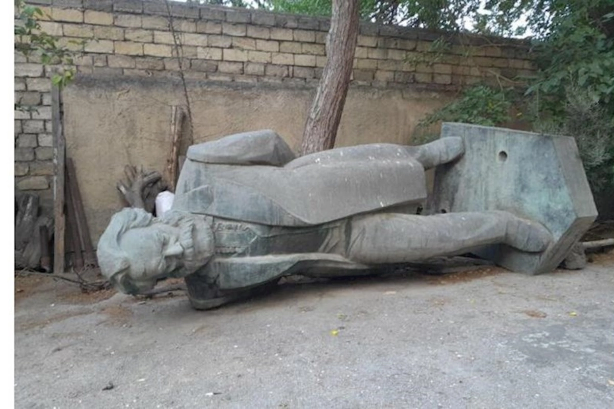Karl Marksın Bakıdakı məşhur heykəli illər sonra atılmış halda tapıldı –- FOTOLAR