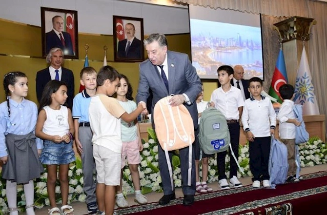 Xətai rayonunda birincilərə hədiyyə təqdim olunub — FOTOLAR