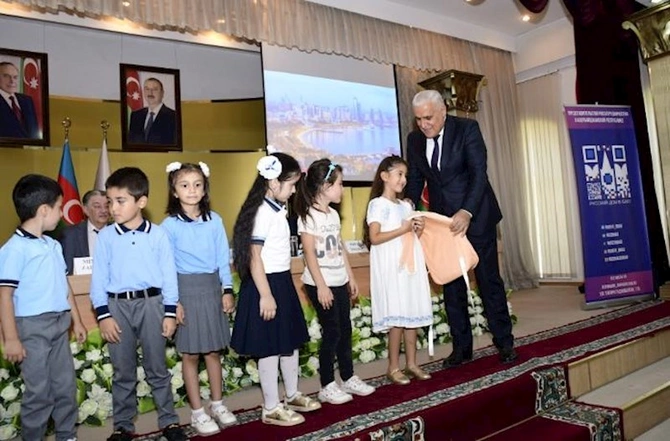 Xətai rayonunda birincilərə hədiyyə təqdim olunub — FOTOLAR