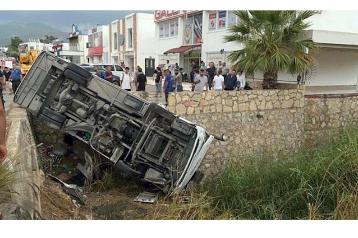Mikroavtobus dərəyə aşdı: 23 yaralı