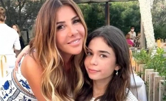 Acunun keçmiş həyat yoldaşı və qızı xəstəxanaya yerləşdirildi — FOTOLAR Acunun keçmiş həyat yoldaşı və qızı xəstəxanaya yerləşdirildi — FOTOLAR