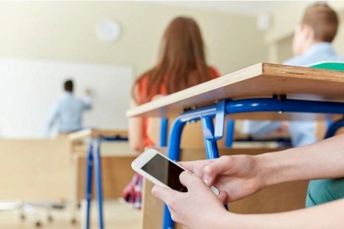 Bugünkü imtahanda 12 nəfərdə telefon aşkarlandı