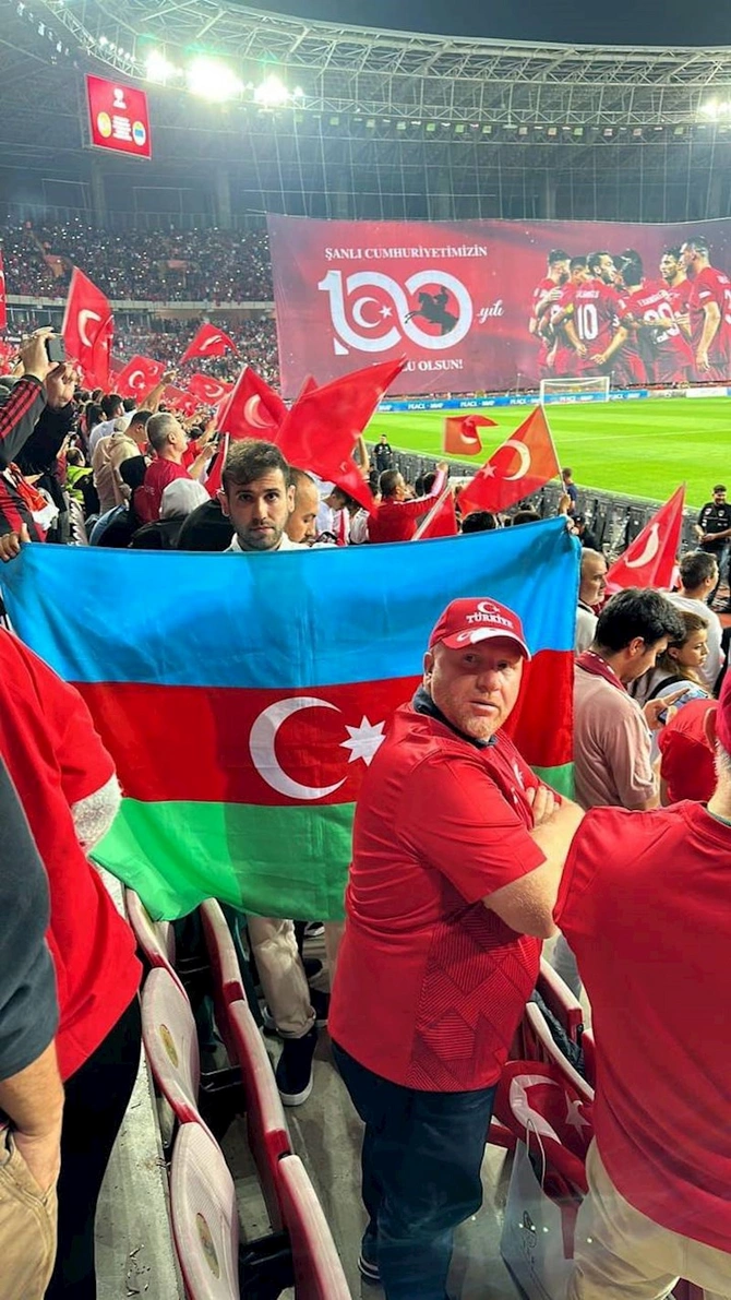Türkiyə - Ermənistan matçında Azərbaycan bayraqları — FOTOLAR