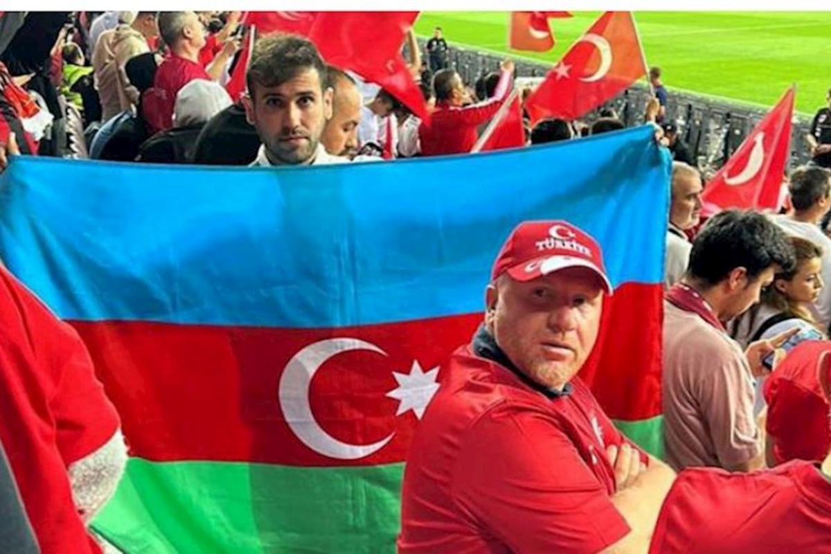 Türkiyə - Ermənistan matçında Azərbaycan bayraqları — FOTOLAR